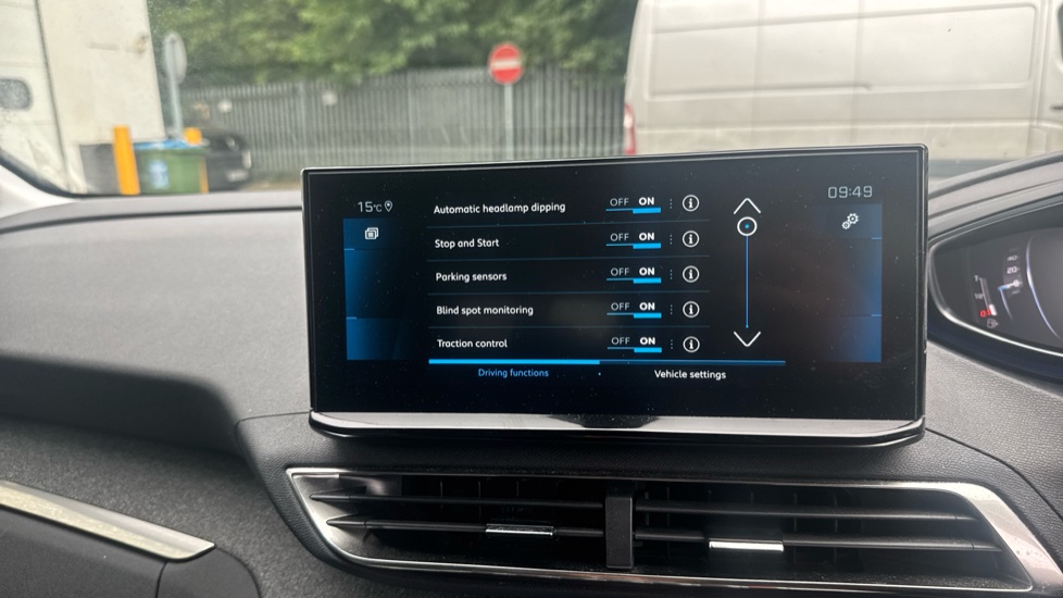 Peugeot 3008 1.5 BlueHDi Allure Premium 5dr EAT8 Diesel Estate - Image 29