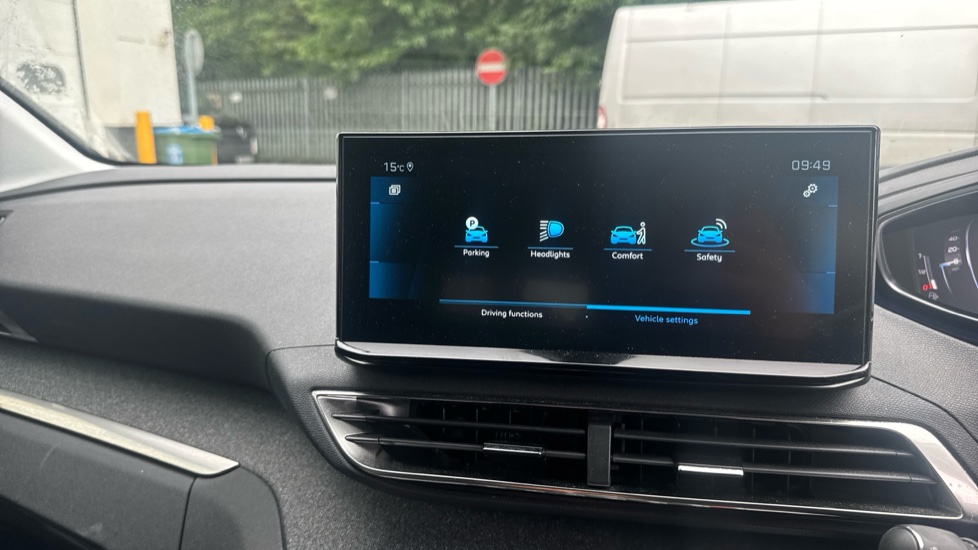 Peugeot 3008 1.5 BlueHDi Allure Premium 5dr EAT8 Diesel Estate - Image 30