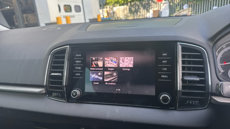 Skoda Karoq 1.0 TSI SE Technology 5dr Petrol Estate - Image 27