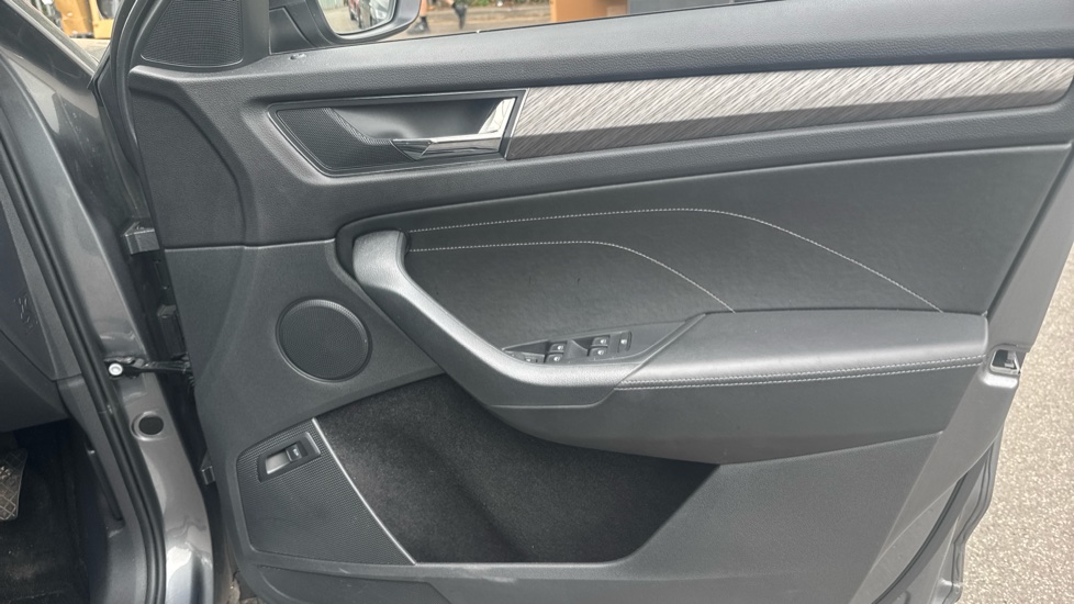 Skoda Kodiaq 1.5 TSI SE L Executive 5dr DSG [7 Seat] Petrol Estate - Image 19