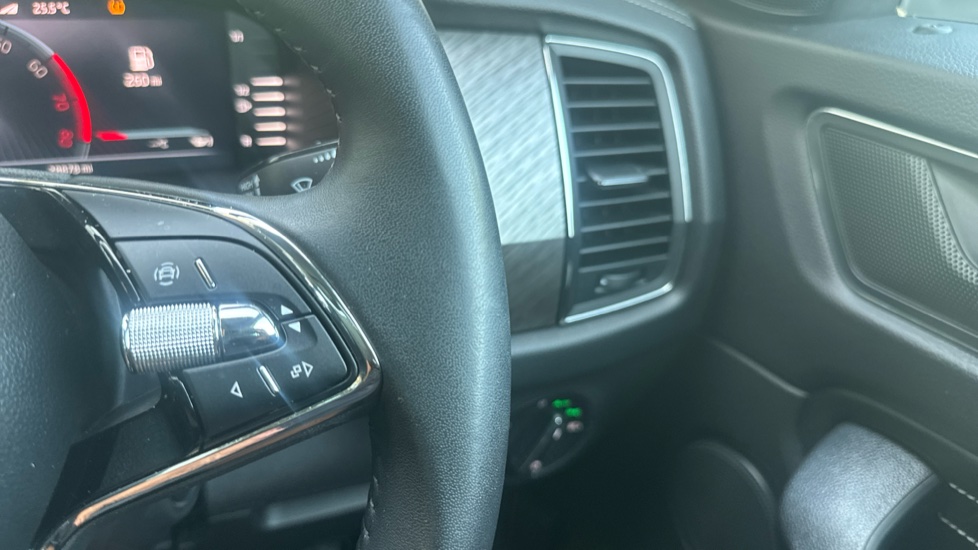 Skoda Kodiaq 1.5 TSI SE L Executive 5dr DSG [7 Seat] Petrol Estate - Image 18