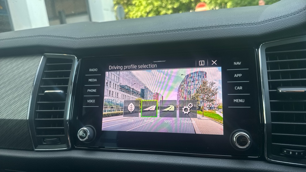 Skoda Kodiaq 1.5 TSI SE L Executive 5dr DSG [7 Seat] Petrol Estate - Image 24