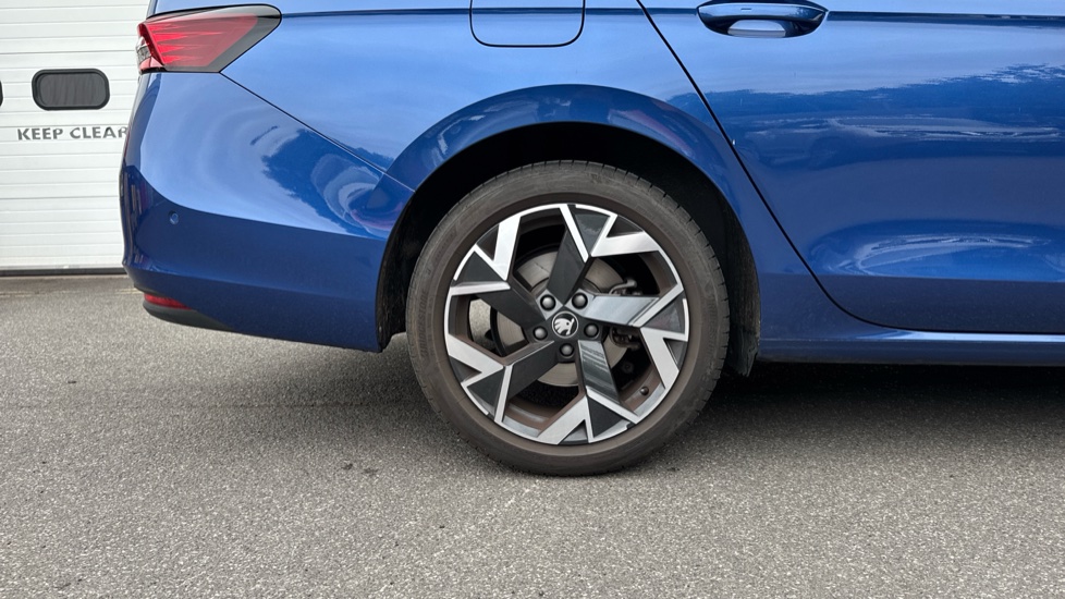 Skoda Superb 1.5 TSI e-TEC SE L 5dr DSG Petrol Hatchback - Image 5