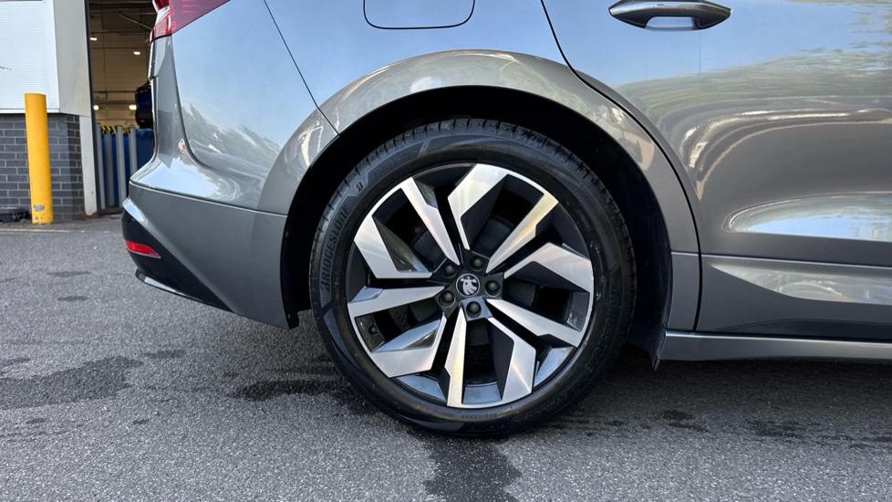 Skoda Enyaq 210kW 85x Sportline 82kWh 4x4 5dr Auto Electric Estate - Image 5