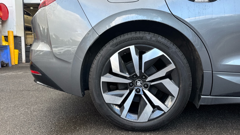 Skoda Enyaq 210kW 85x Sportline 82kWh 4x4 5dr Auto Electric - Image 5