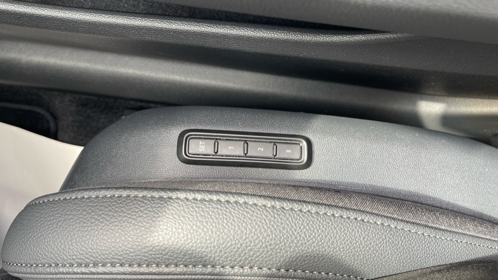 Skoda Superb 2.0 TDI SE L 5dr DSG Diesel Hatchback - Image 36