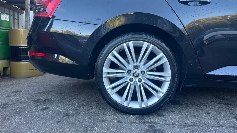Skoda Superb 1.5 TSI SE L 5dr DSG Petrol Estate - Image 5