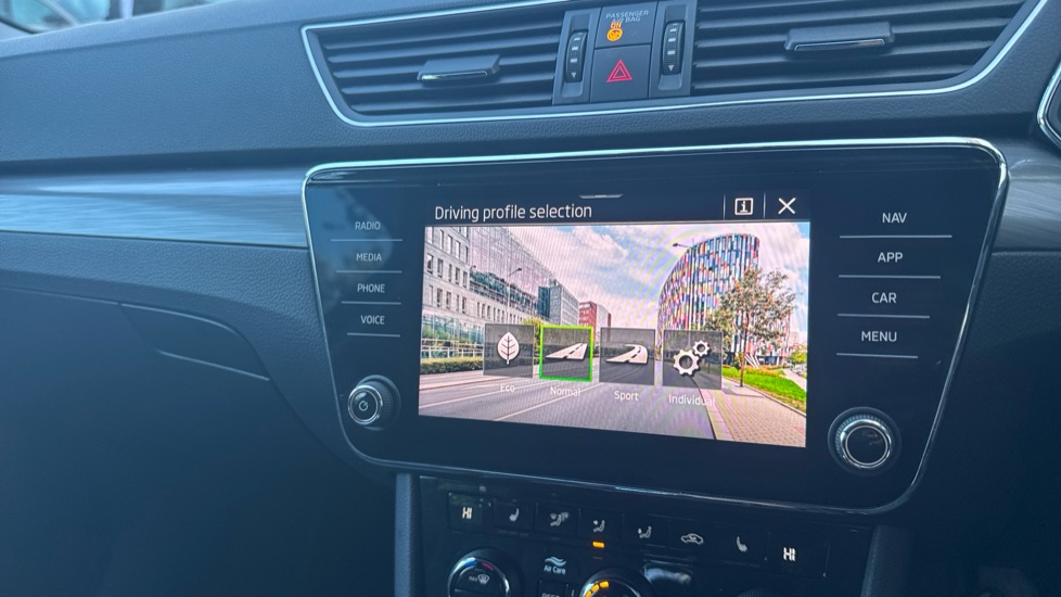 Skoda Superb 1.5 TSI SE L 5dr DSG Petrol Estate - Image 32
