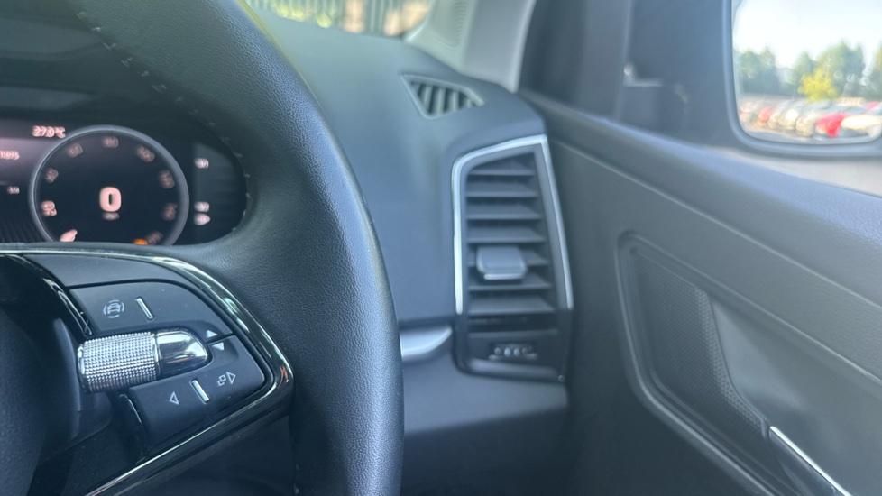 Skoda Karoq 1.0 TSI SE Drive 5dr Petrol Estate - Image 18