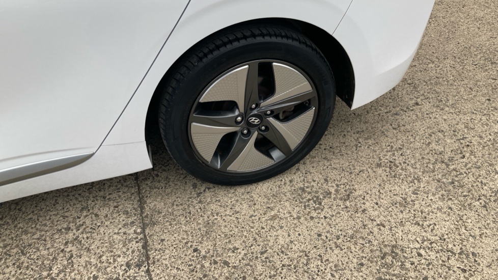 Hyundai IONIQ 1.6 GDi Hybrid Premium SE 5dr DCT Hybrid Hatchback - Image 23