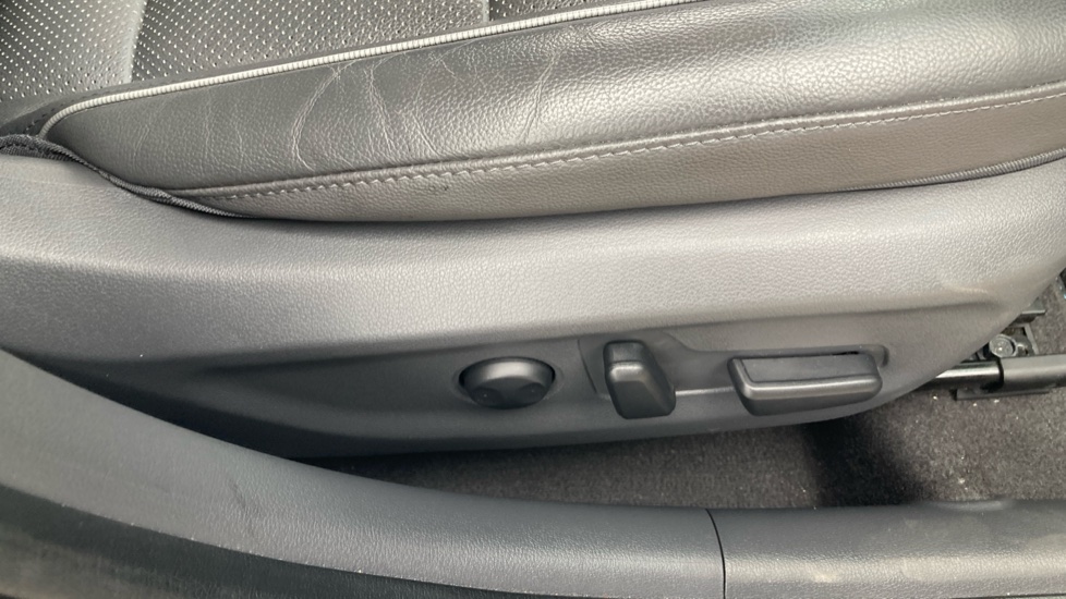 Hyundai IONIQ 1.6 GDi Hybrid Premium SE 5dr DCT Hybrid Hatchback - Image 27
