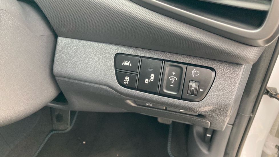 Hyundai IONIQ 1.6 GDi Hybrid Premium SE 5dr DCT Hybrid Hatchback - Image 28