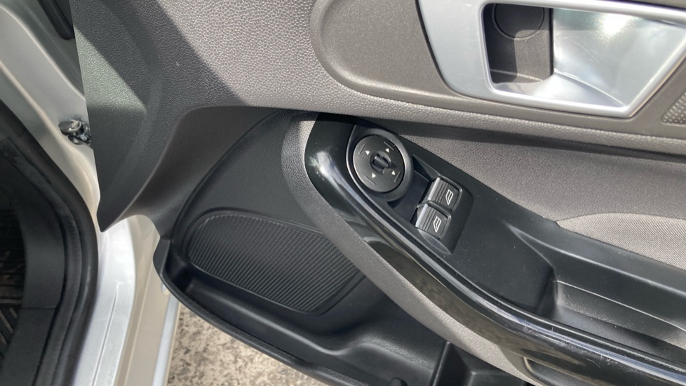 Ford Fiesta 1.0 EcoBoost Zetec 5dr Petrol Hatchback - Image 27