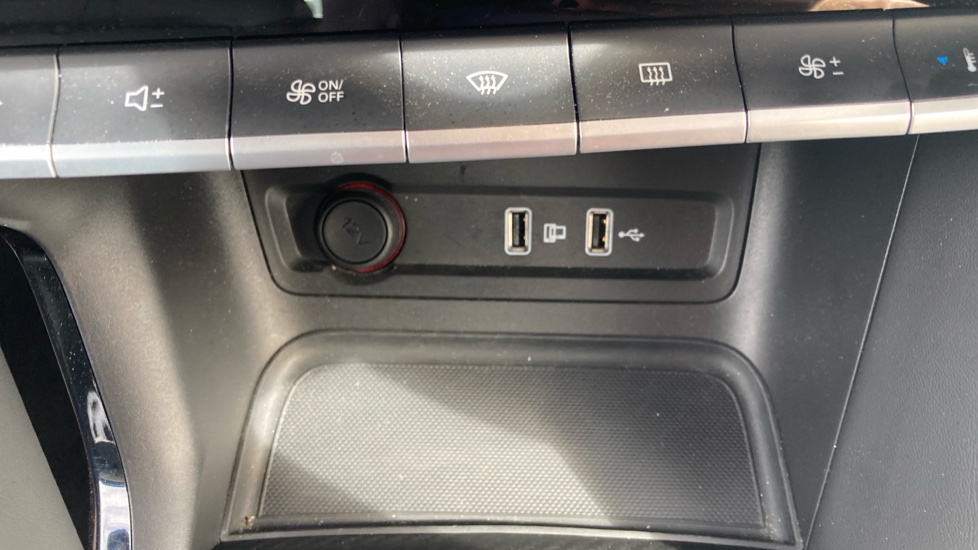 MG ZS 1.5 VTi-TECH Exclusive 5dr Petrol Hatchback - Image 32