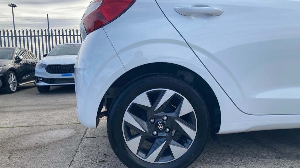 Hyundai i10 1.0 Advance 5dr Petrol Hatchback - Image 7