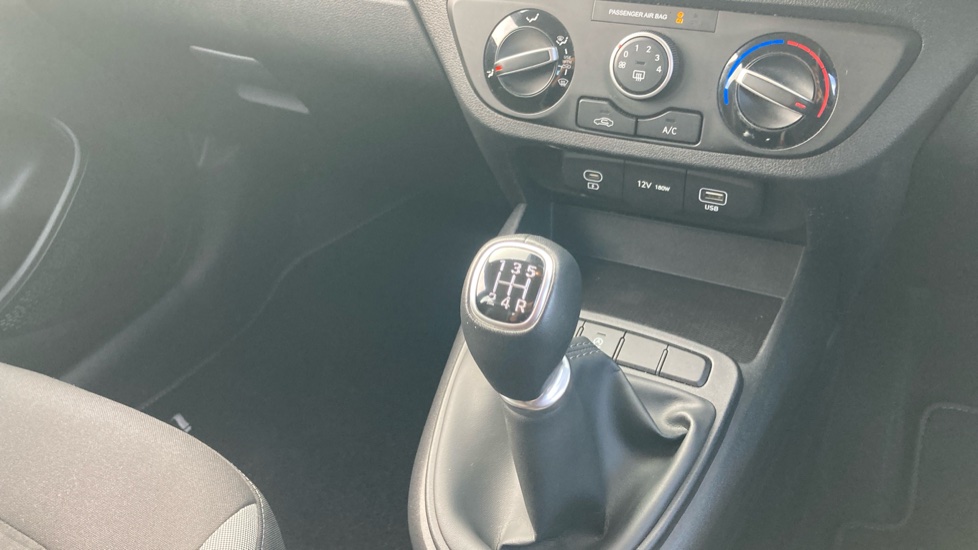 Hyundai i10 1.0 Advance 5dr Petrol Hatchback - Image 13