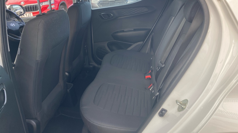 Hyundai i10 1.0 Advance 5dr Petrol Hatchback - Image 16