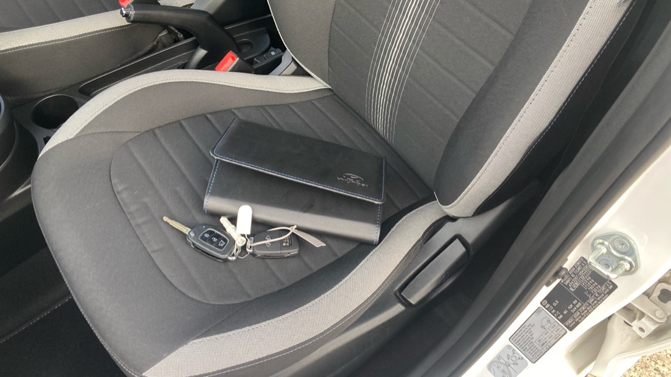 Hyundai i10 1.0 Advance 5dr Petrol Hatchback - Image 19