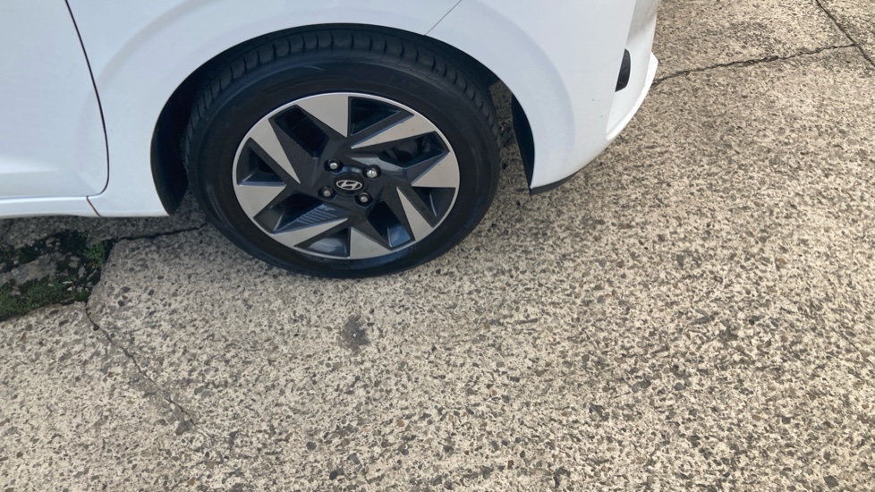Hyundai i10 1.0 Advance 5dr Petrol Hatchback - Image 21