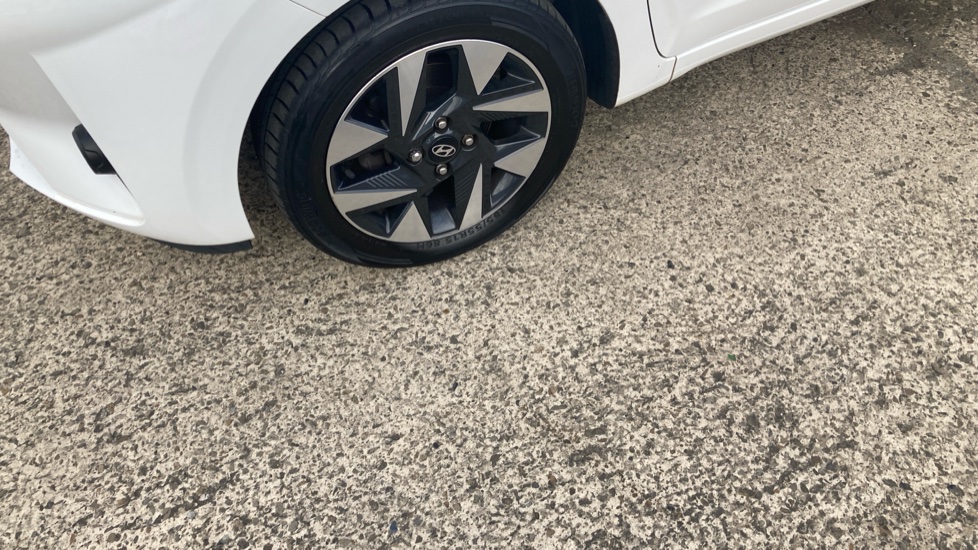 Hyundai i10 1.0 Advance 5dr Petrol Hatchback - Image 22