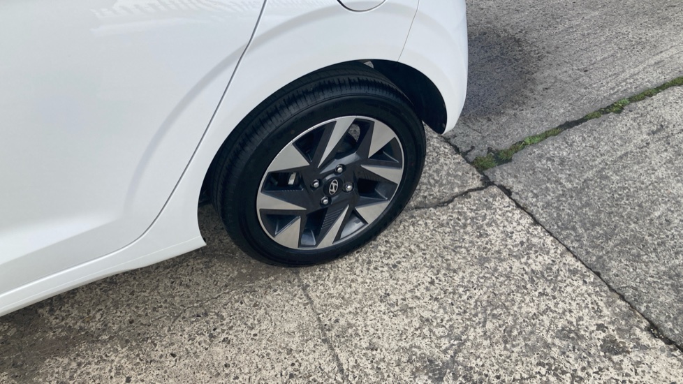 Hyundai i10 1.0 Advance 5dr Petrol Hatchback - Image 23