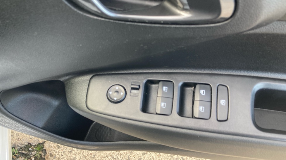 Hyundai i10 1.0 Advance 5dr Petrol Hatchback - Image 25