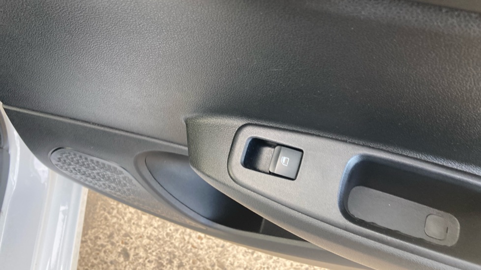 Hyundai i10 1.0 Advance 5dr Petrol Hatchback - Image 37