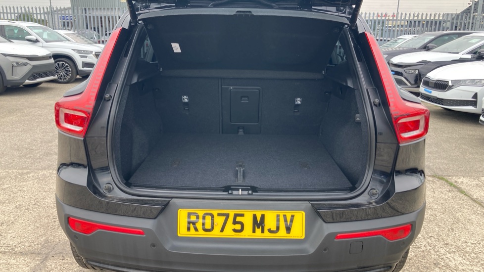 Volvo XC40 2.0 B4P Ultra Black Edition 5dr Auto Petrol Estate - Image 4
