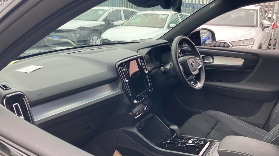 Volvo XC40 2.0 B4P Ultra Black Edition 5dr Auto Petrol Estate - Image 9