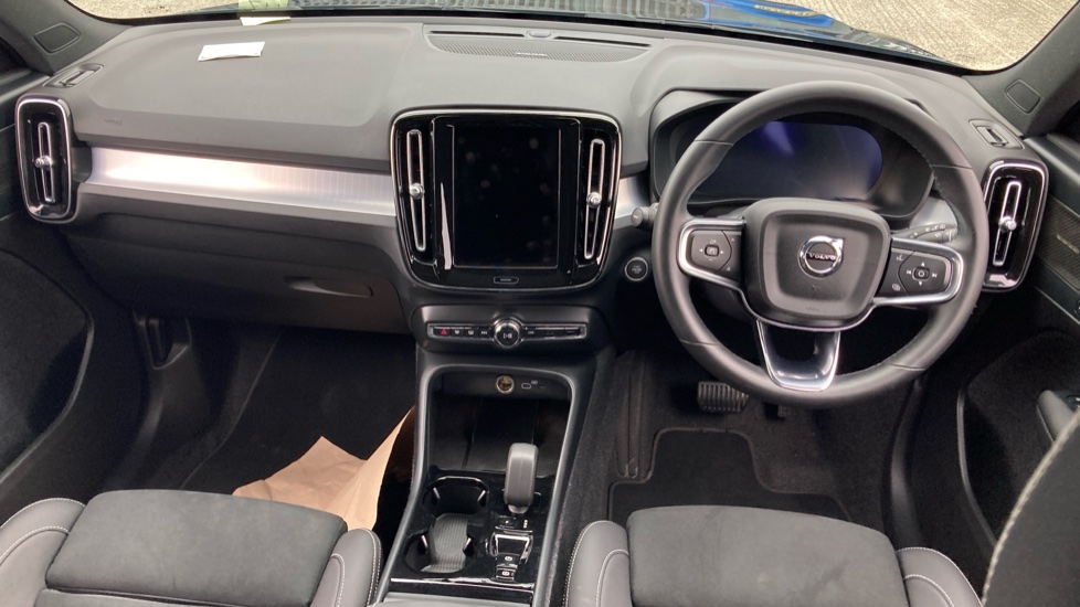 Volvo XC40 2.0 B4P Ultra Black Edition 5dr Auto Petrol Estate - Image 10
