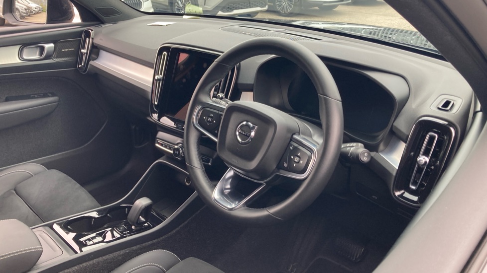 Volvo XC40 2.0 B4P Ultra Black Edition 5dr Auto Petrol Estate - Image 11