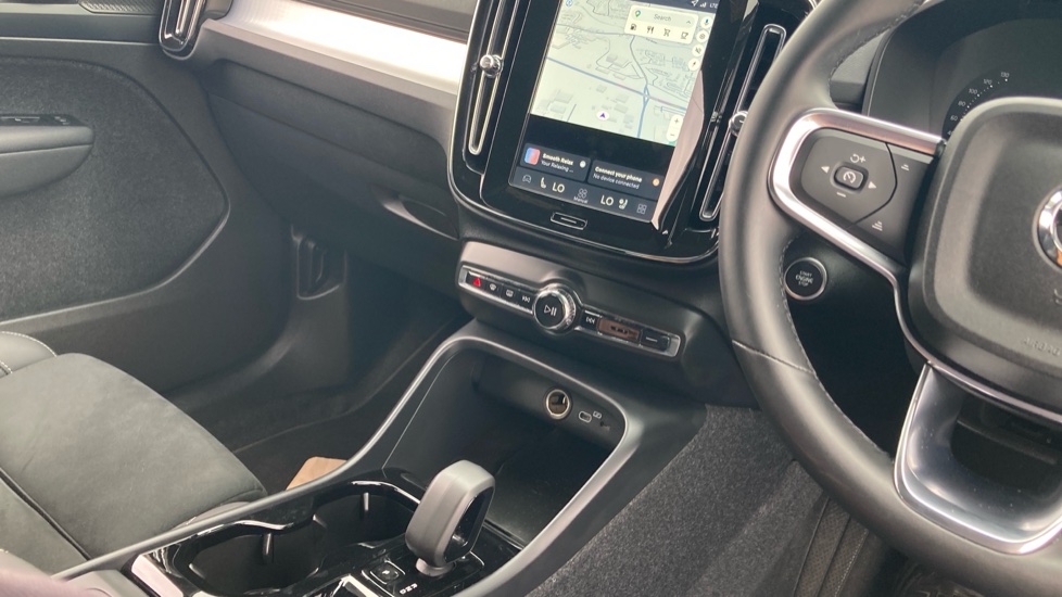 Volvo XC40 2.0 B4P Ultra Black Edition 5dr Auto Petrol Estate - Image 14