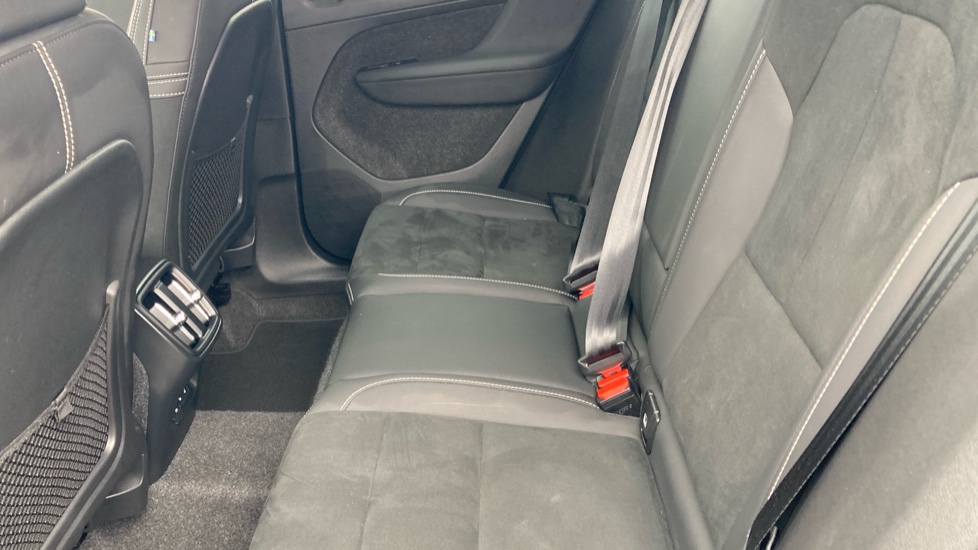 Volvo XC40 2.0 B4P Ultra Black Edition 5dr Auto Petrol Estate - Image 16