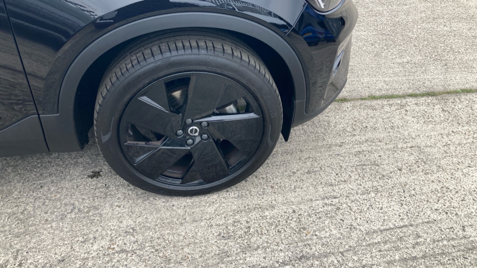 Volvo XC40 2.0 B4P Ultra Black Edition 5dr Auto Petrol Estate - Image 21