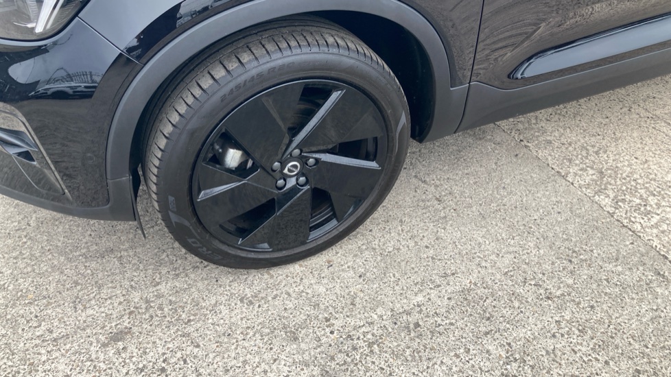 Volvo XC40 2.0 B4P Ultra Black Edition 5dr Auto Petrol Estate - Image 22