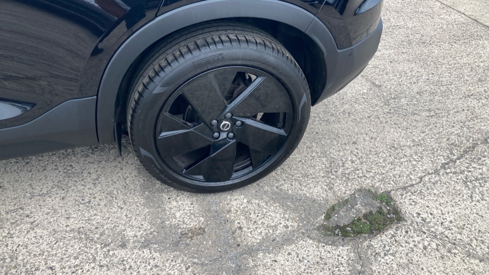 Volvo XC40 2.0 B4P Ultra Black Edition 5dr Auto Petrol Estate - Image 23