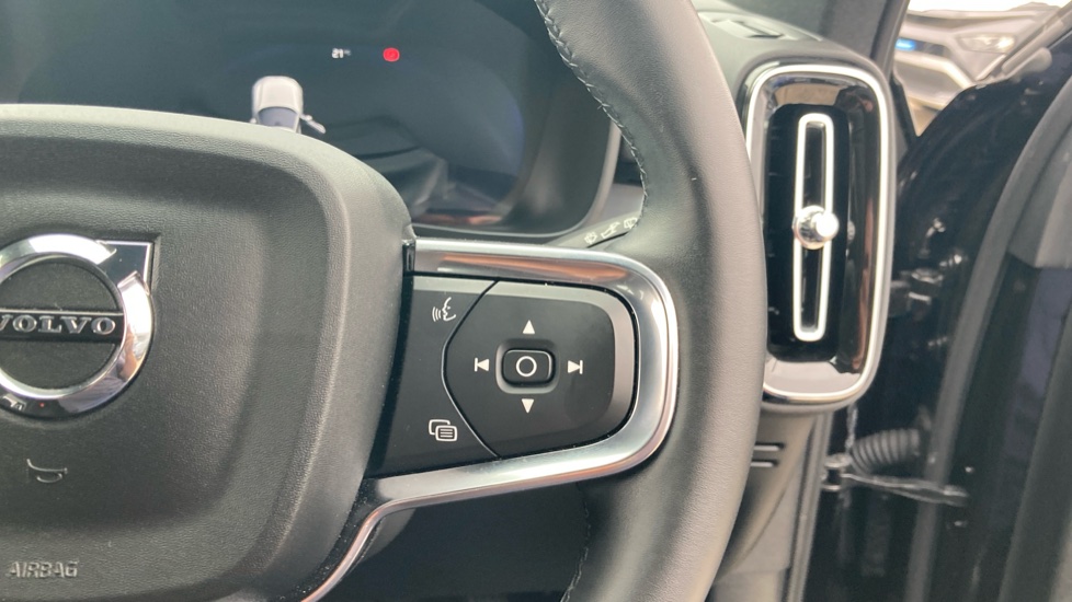Volvo XC40 2.0 B4P Ultra Black Edition 5dr Auto Petrol Estate - Image 27