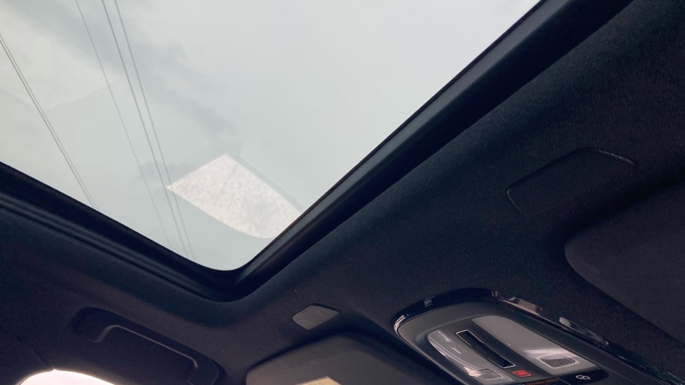 Volvo XC40 2.0 B4P Ultra Black Edition 5dr Auto Petrol Estate - Image 31