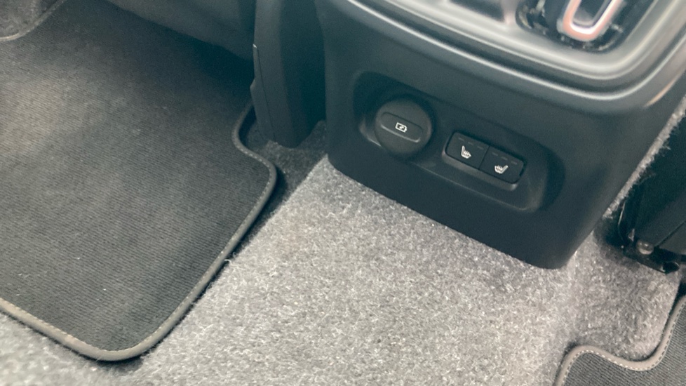 Volvo XC40 2.0 B4P Ultra Black Edition 5dr Auto Petrol Estate - Image 37