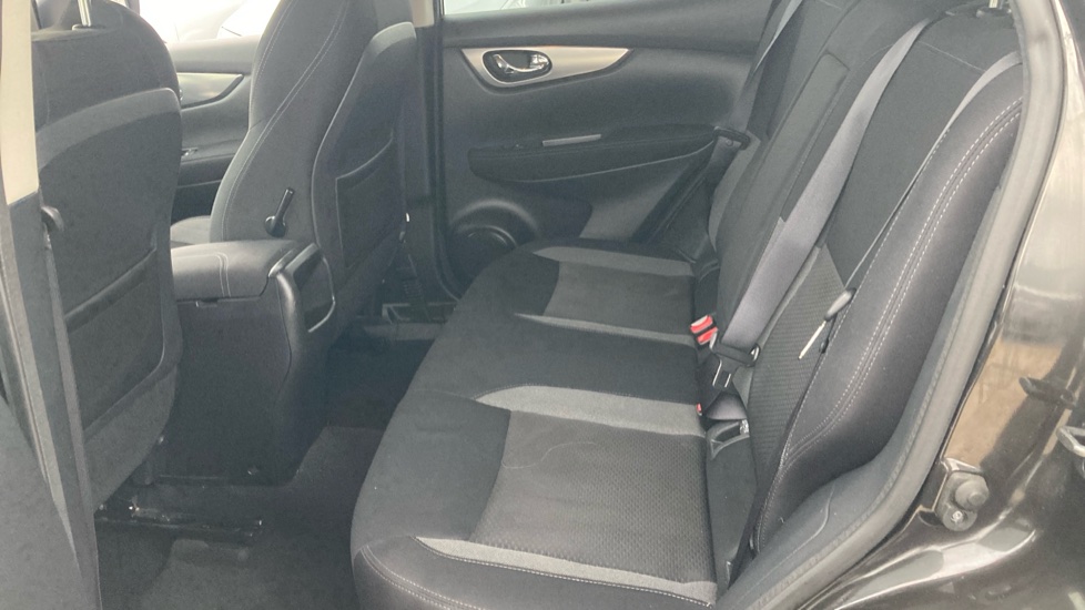 Nissan Qashqai 1.5 dCi N-Connecta 5dr Diesel Hatchback - Image 16