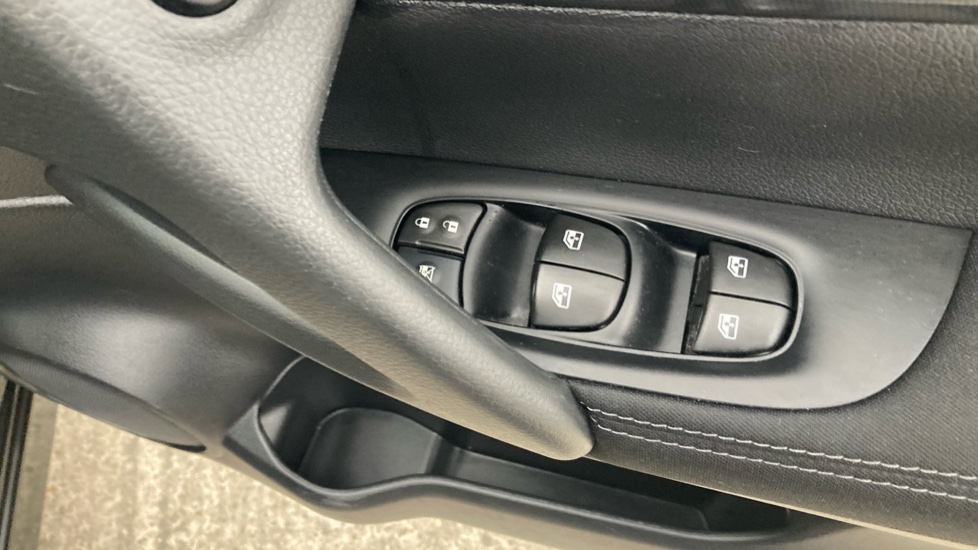 Nissan Qashqai 1.5 dCi N-Connecta 5dr Diesel Hatchback - Image 26