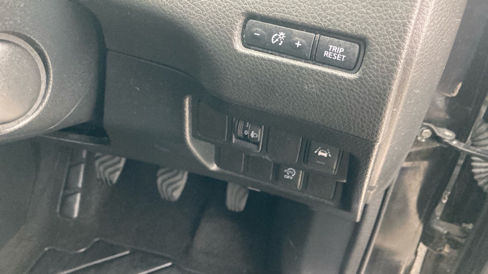 Nissan Qashqai 1.5 dCi N-Connecta 5dr Diesel Hatchback - Image 27