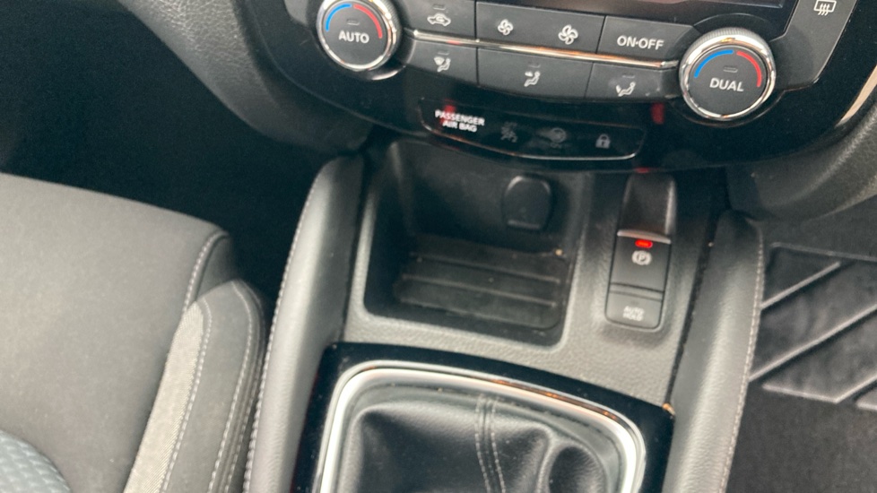 Nissan Qashqai 1.5 dCi N-Connecta 5dr Diesel Hatchback - Image 32