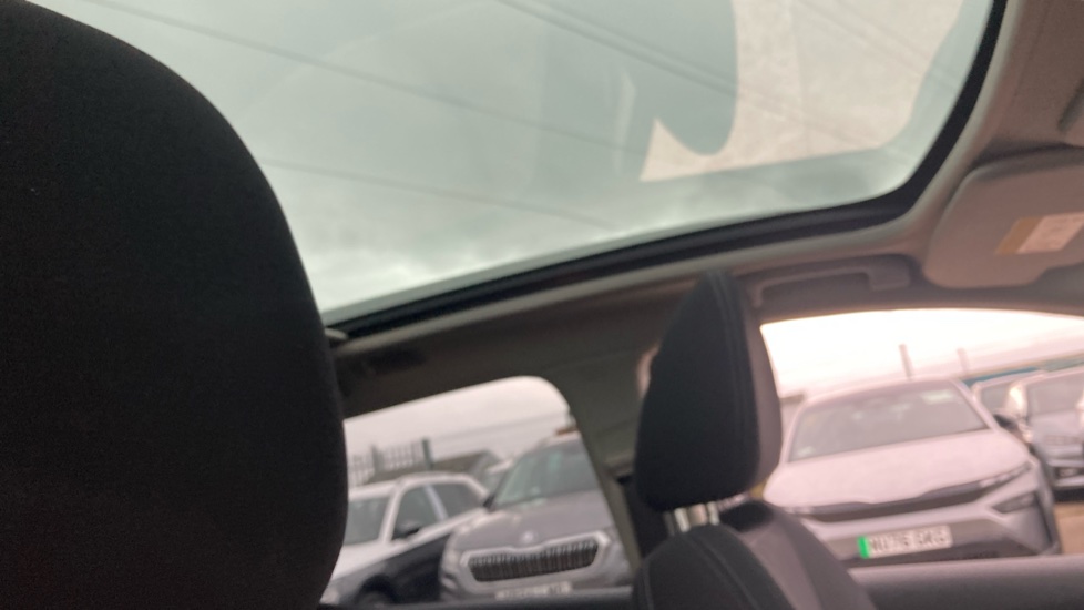 Nissan Qashqai 1.5 dCi N-Connecta 5dr Diesel Hatchback - Image 35