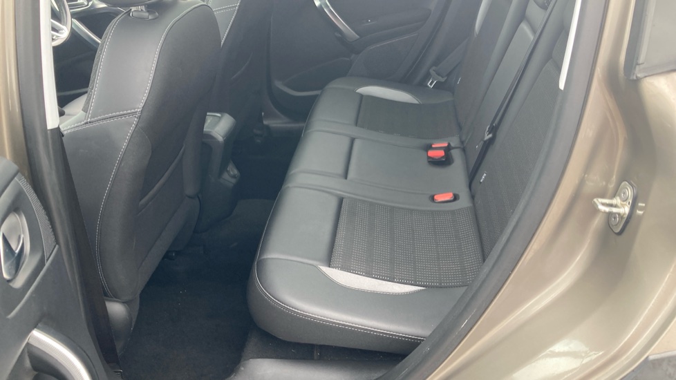 Peugeot 2008 1.2 PureTech 110 Allure 5dr Petrol Estate - Image 16