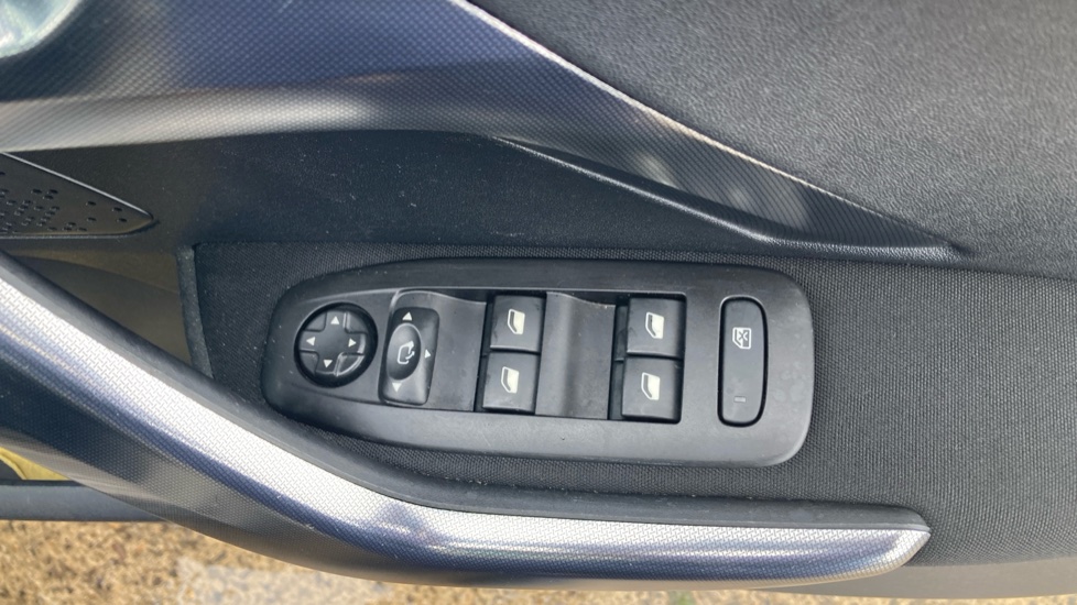 Peugeot 2008 1.2 PureTech 110 Allure 5dr Petrol Estate - Image 26
