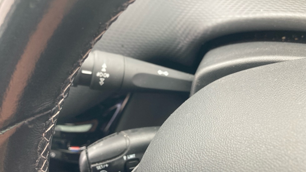 Peugeot 2008 1.2 PureTech 110 Allure 5dr Petrol Estate - Image 31