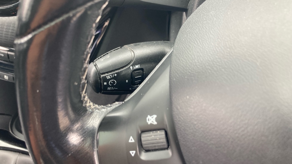 Peugeot 2008 1.2 PureTech 110 Allure 5dr Petrol Estate - Image 32
