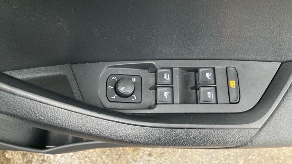 Skoda Karoq 1.6 TDI SE 5dr Diesel Estate - Image 26