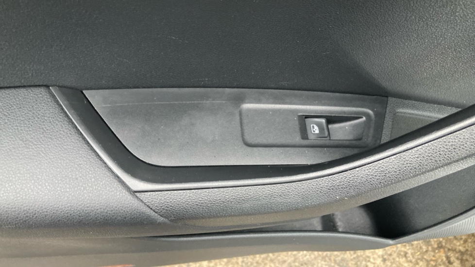 Skoda Karoq 1.6 TDI SE 5dr Diesel Estate - Image 43